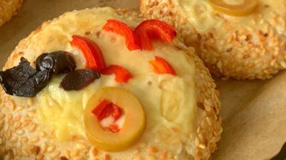 Evde Pastane Lezzeti! Simit Tadında Pizza Poğaça ve Dereotlu Poğaça Tarifi simit tadinda pizza pogaca tam bir efsane denenmis tam kivaminda yumusacik oluyor kiyir kiyir h1756757414 c67db8 - Marmara Bölge Gazetesi
