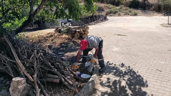 Balya Belediyesi Temizlik İşleri ekipleri, ilçe genelinde daha temiz ve